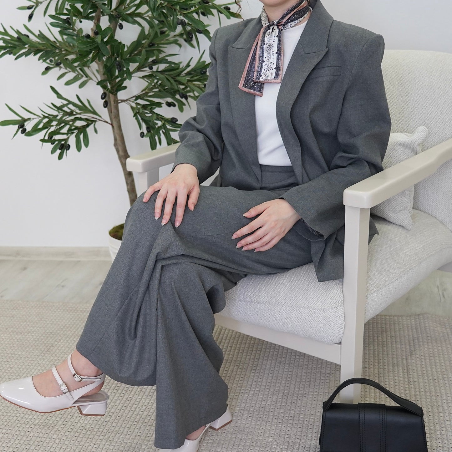 FULAR HEDİYELİ BLAZER TAKIM GRİ